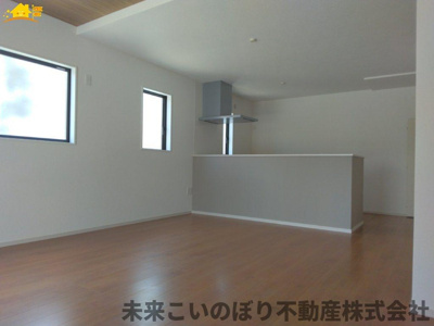 【居間・リビング】 | Erde白岡市白岡11期5号棟 | 一日の中で多くの時間を過すことになるリビングダイニングだからこそ、いつも穏やかな空間であることが必然。爽やかな通風と採光を存分に感じる事が出来る空間です。