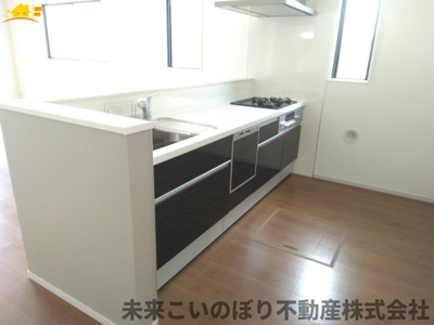 【キッチン】 | Erde白岡市白岡11期5号棟 | 対面キッチンならつくりたてのお料理をすぐに食卓へ♪配膳しながら調理ができるので調理スペースを広く使用でき、作業効率も上がります♪