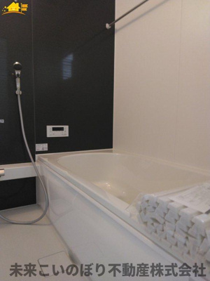 【浴室】 | Erde白岡市白岡11期5号棟 | １坪サイズのバスルーム。浴室換気乾燥機を標準装備。乾きやすい床やお手入れのしやすい排水口など、いつも清潔にご使用いただけます。