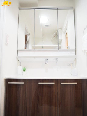 【独立洗面台】 | ライオンズマンション武里 | 鏡の裏は収納になっています。
スッキリ収納ができます！