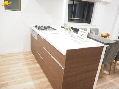 【キッチン】 | ライオンズマンション武里 | 対面キッチンならつくりたてのお料理をすぐに食卓へ♪配膳しながら調理ができるので調理スペースを広く使用でき、作業効率も上がります♪