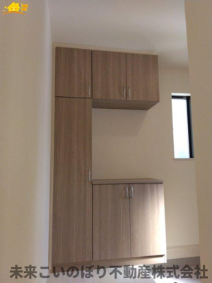 【玄関】 | HeartfurlTown伊奈町小室 | 内側から見た玄関はとても開放感があり、気持ちよくお出かけができます。
収納もしっかりあるので家族の靴をきちんと片づけておけます。