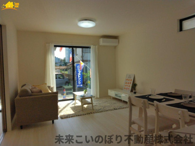 【居間・リビング】 | HeartfurlTown伊奈町小室 | 解放感のある広々LDKで大切な家族との時間が過ごせます。