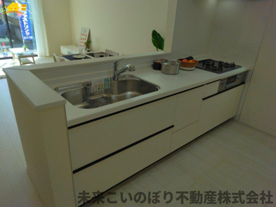 【キッチン】 | HeartfurlTown伊奈町小室 | 対面キッチンならつくりたてのお料理をすぐに食卓へ♪配膳しながら調理ができるので調理スペースを広く使用でき、作業効率も上がります♪