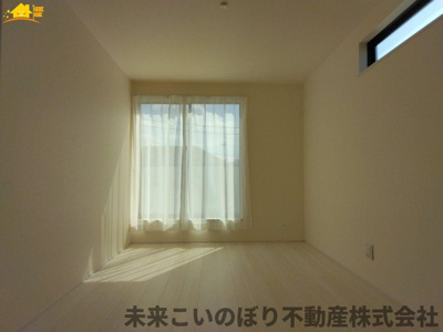 【寝室】 | HeartfurlTown伊奈町小室 | 主寝室は大型ベッドもラクラク設置できます♪ゆとりある動線も確保でき、ゆったりとお寛ぎいただけます♪