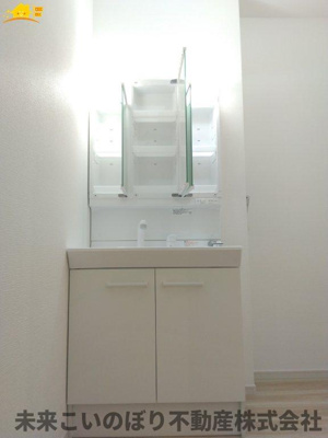 【独立洗面台】 | LIGARE蓮田市桜台4期 | 鏡の裏は収納になっています。
スッキリ収納ができます！