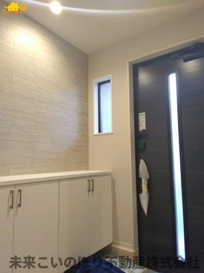 【玄関】 | LIGARE蓮田市桜台4期 | 内側から見た玄関はとても開放感があり、気持ちよくお出かけができます。
収納もしっかりあるので家族の靴をきちんと片づけておけます。