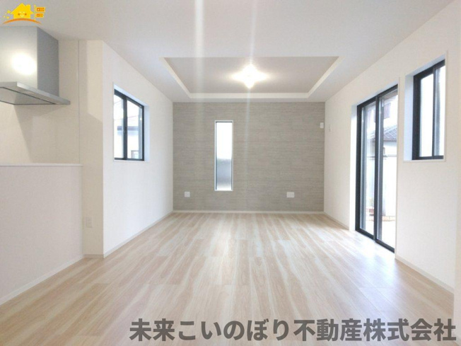 【居間・リビング】 | LIGARE蓮田市桜台4期 | 解放感のある広々LDKで大切な家族との時間が過ごせます。