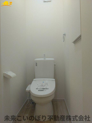 【トイレ】 | LIGARE蓮田市桜台4期 | シンプルな機能を搭載したトイレ。家族みんなが使う場所だからこそ清潔にこだわりたいですね。