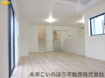 【居間・リビング】 | LIGARE蓮田市桜台4期 | 一日の中で多くの時間を過すことになるリビングダイニングだからこそ、いつも穏やかな空間であることが必然。爽やかな通風と採光を存分に感じる事が出来る空間です。