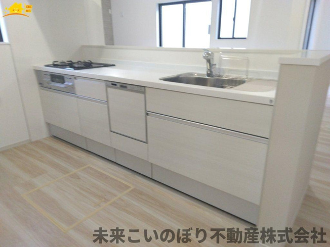 【キッチン】 | LIGARE蓮田市桜台4期 | 対面キッチンならつくりたてのお料理をすぐに食卓へ♪配膳しながら調理ができるので調理スペースを広く使用でき、作業効率も上がります♪