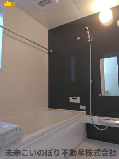 【浴室】 | LIGARE蓮田市桜台4期 | １坪サイズのバスルーム。浴室換気乾燥機を標準装備。乾きやすい床やお手入れのしやすい排水口など、いつも清潔にご使用いただけます。