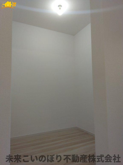 【収納】 | LIGARE蓮田市桜台4期 | たくさん収納可能なウォークインクローゼットがあるので、収納家具を置かずにお部屋がスッキリ！