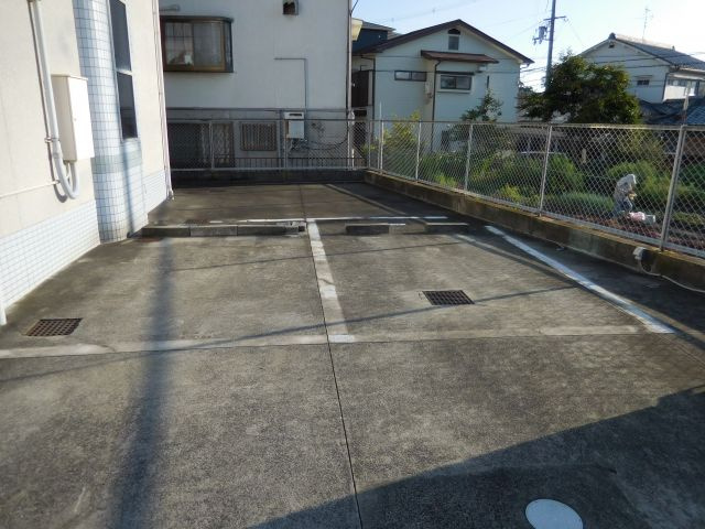 ウェルシー氷室の駐車場