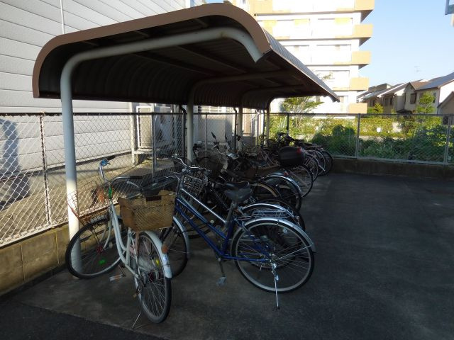 ウェルシー氷室の駐車場
