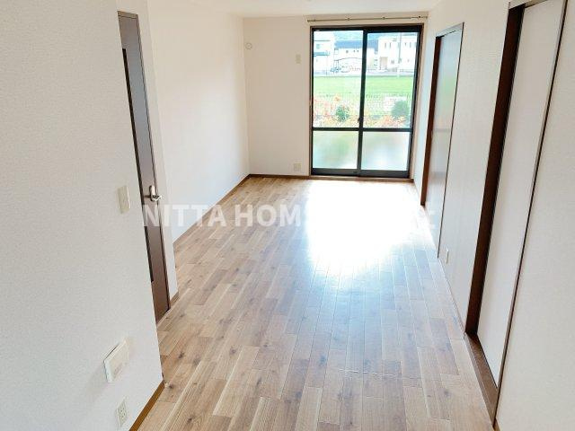 ファミーユの居間・リビング|きれいな木目調のリビングです♪