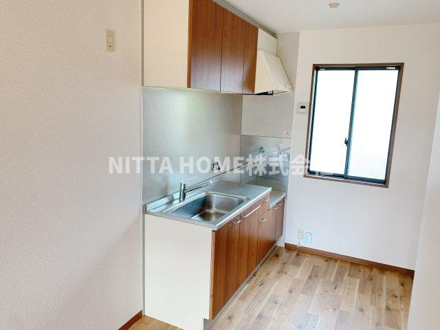 ファミーユのキッチン|小窓付きで風通しも良いですね！