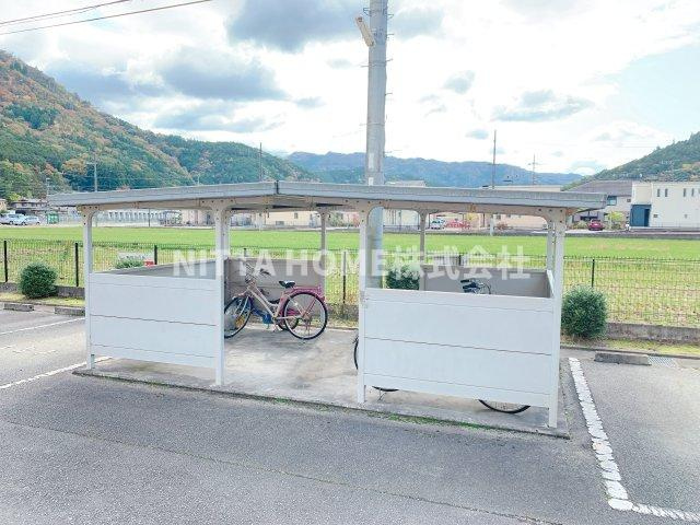 ファミーユのエントランス|屋根付きの駐輪場も無料で使用可能です(*^^*)
