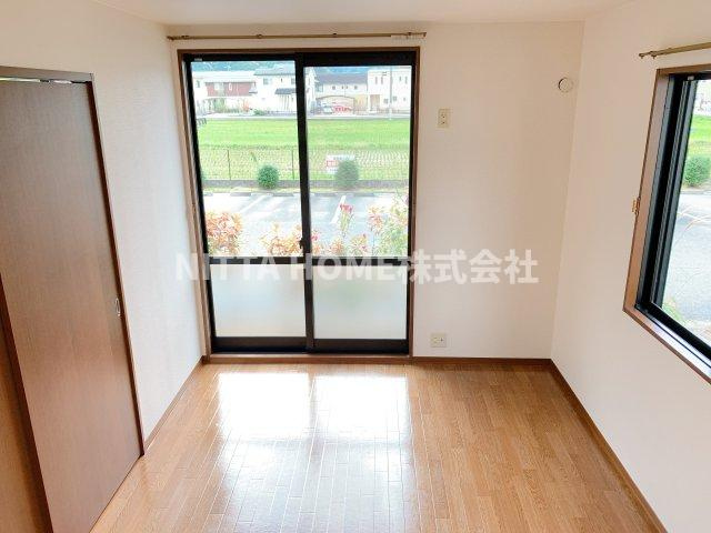 ファミーユの内装|洋室５．９帖のお部屋です(*^-^*)