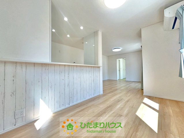 加須市下高柳　中古一戸建て　の居間・リビング|対面キッチンのカウンターからダイニングスペースにすぐに料理を運べます♪