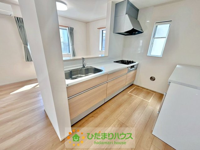 加須市下高柳　中古一戸建て　のキッチン|フローリングと床の色がマッチしていて統一感のあるキッチンスペースです♪後ろの収納棚も付帯設備となっております♪