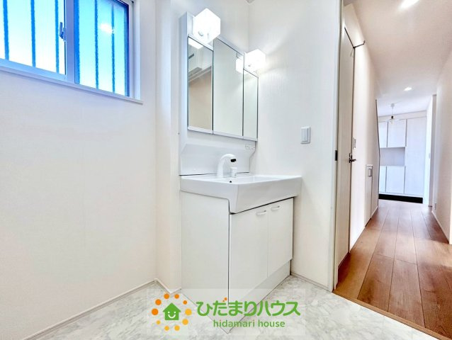 加須市下高柳　中古一戸建て　の独立洗面台|三面鏡の裏には歯ブラシなどを収納可能です♪