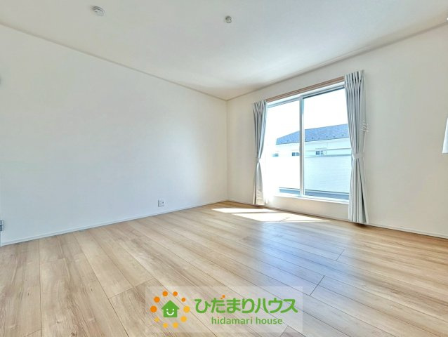 加須市下高柳　中古一戸建て　の寝室|主寝室は8帖です！広々としているので、お子様が小さいうちは家族みんなでお休みできます♪