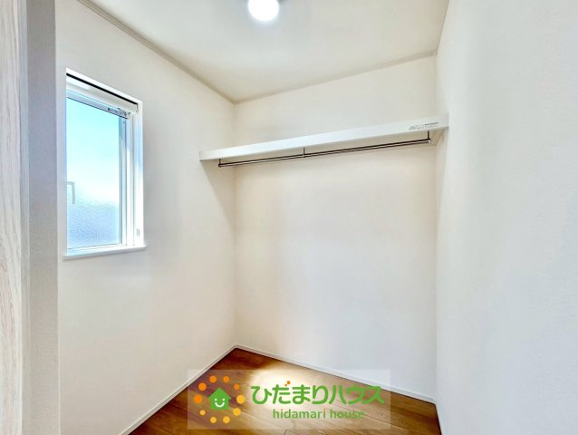 加須市下高柳　中古一戸建て　の収納|広々としたWICには嵩張るアウターもすっきり収納可能です♪