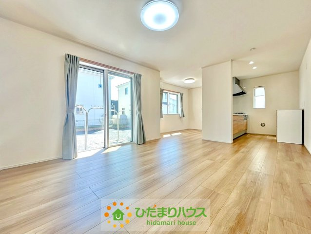 加須市下高柳　中古一戸建て　の居間・リビング|日当たりの良い明るいリビングで、家族団欒の時間をお過ごしください♪