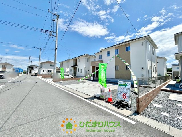 加須市下高柳　中古一戸建て　の前面道路含む現地写真|大型分譲地内にあるご物件です♪前面道路も広くゆとりがあるので、駐車も楽々です♪