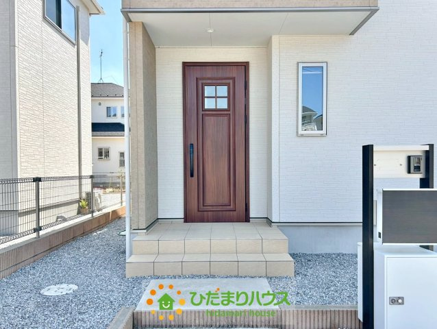 加須市下高柳　中古一戸建て　の玄関|玄関ポーチのおかげで、雨の日もゆとりを持って出入りできます♪