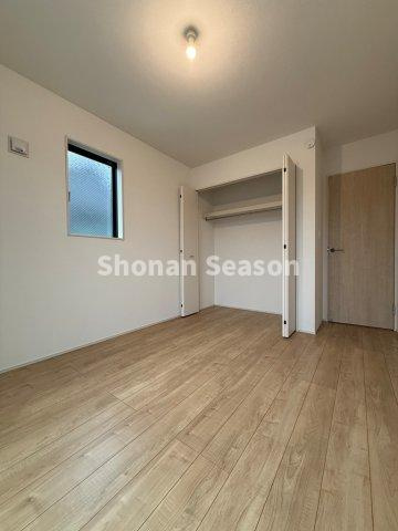 【洋室】 | 各部屋にクローゼットを設置し、衣類を吊るしたまま収納可能◎