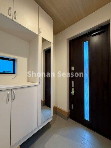 【玄関】 | 全身のコーディネートをチェックしやすい鏡付き！