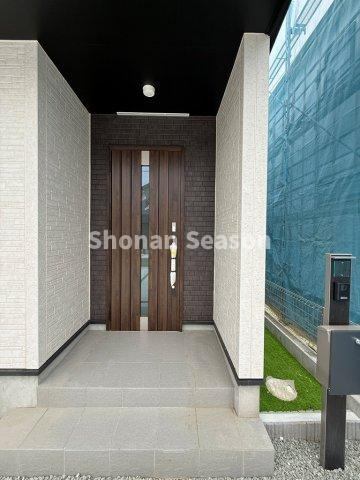 【玄関】 | 秦野市は四季を感じる自然に囲まれており、小川や公園も多く、お散歩やお子さまの遊び場にもピッタリ◎