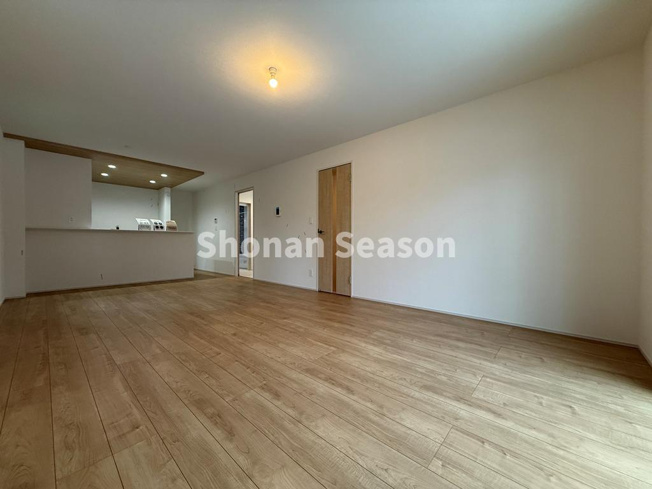 【居間・リビング】 | インテリアの配置がしやすい縦長タイプのリビング◎