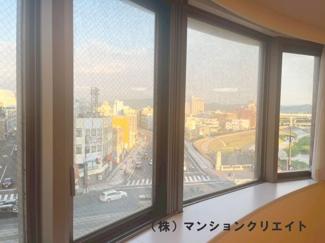 幸橋グランデCHAの居間・リビング|R状に並んだ窓が特徴的です　福井の街並みが綺麗に見えます