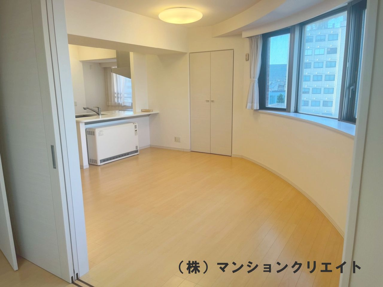 幸橋グランデCHAの居間・リビング|奥の洋室から見たLDK