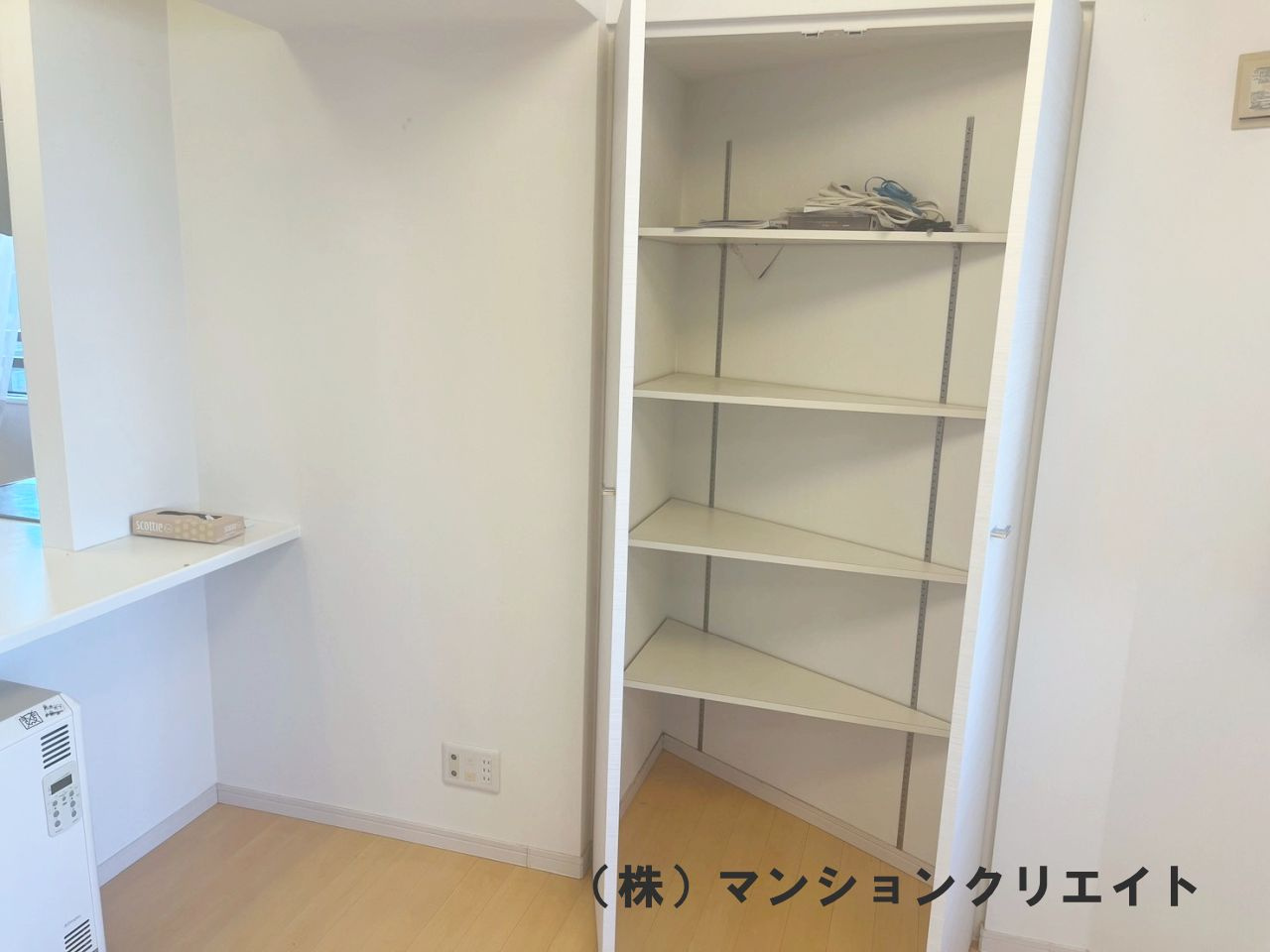 幸橋グランデCHAの収納|LDKのキッチンカウンター横にある物入です