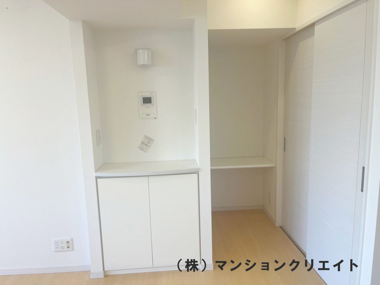 幸橋グランデCHAの居間・リビング|LDK入り口にあるクローゼットとカウンターです。テレワークなどにも便利なスペースです。