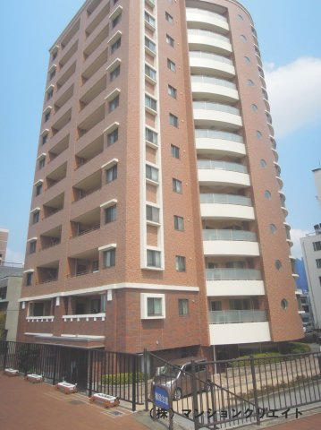 幸橋グランデCHAの外観|リバーサイド沿い、福井駅からも徒歩圏内、アクセス便利な立地に建つ綺麗なマンション。三重セキュリティ採用で防犯性も高くて女性の１人暮らしでも安心です。