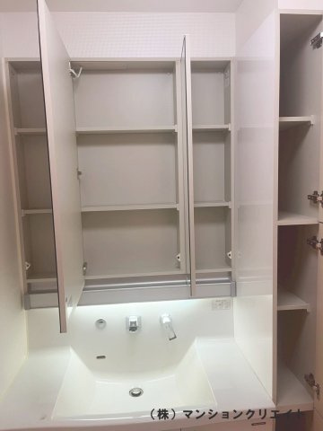 幸橋グランデCHAの独立洗面台|三面鏡の裏はもちろん、それ以外にもタオル等を沢山収納できる収納棚がたくさんあり便利です。