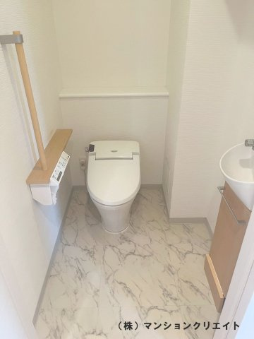 幸橋グランデCHAのトイレ|温水洗浄便座暖房付きのゆったりしたトイレです。車椅子でも入れますね