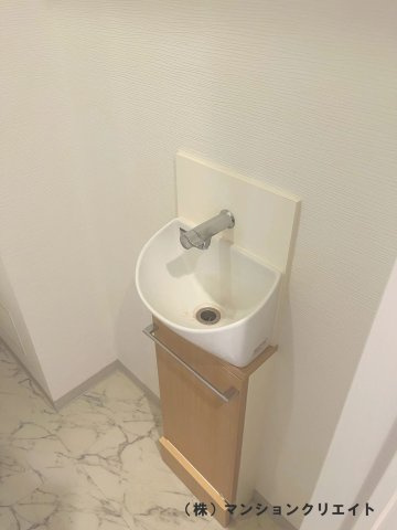 幸橋グランデCHAのトイレ|トイレ内に手洗い付きです