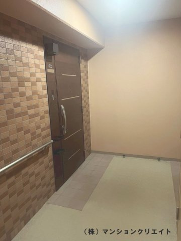 幸橋グランデCHAの玄関|玄関前通路です。マンション内全て内廊下となっていて、雨風の侵入が無いので、共用廊下の傷みも軽減出来ます。