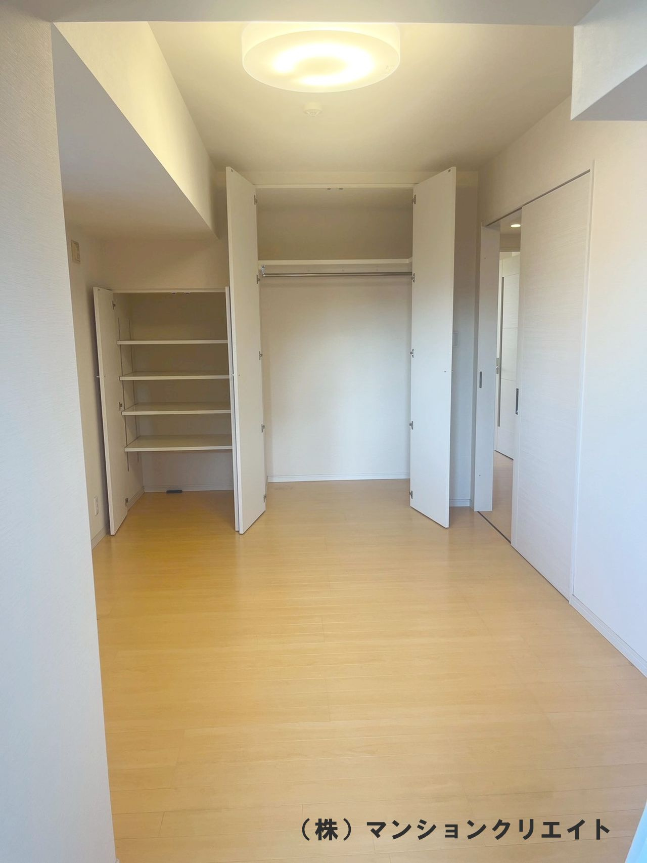 幸橋グランデCHAの収納|洋室8.2帖のクローゼットとウオークインクローゼット