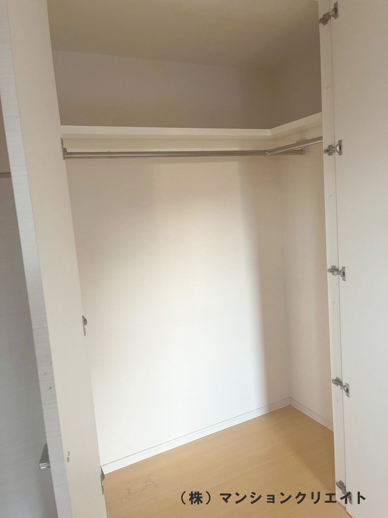 幸橋グランデCHAの収納|洋室8.2帖のウオークインクローゼット