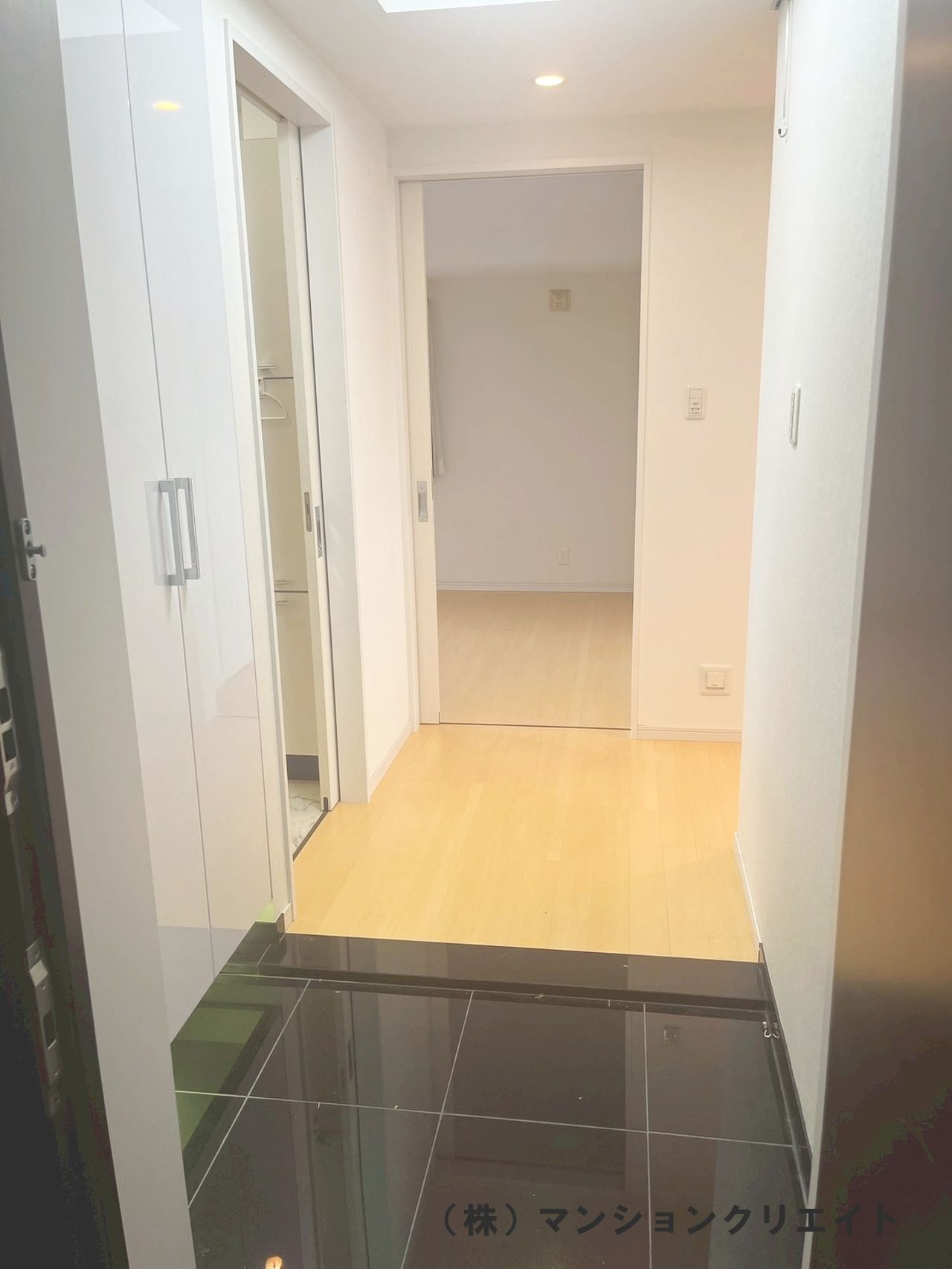 幸橋グランデCHAの玄関|内玄関です　左手が洗面ルーム、正面のお部屋は洋室8.2帖です