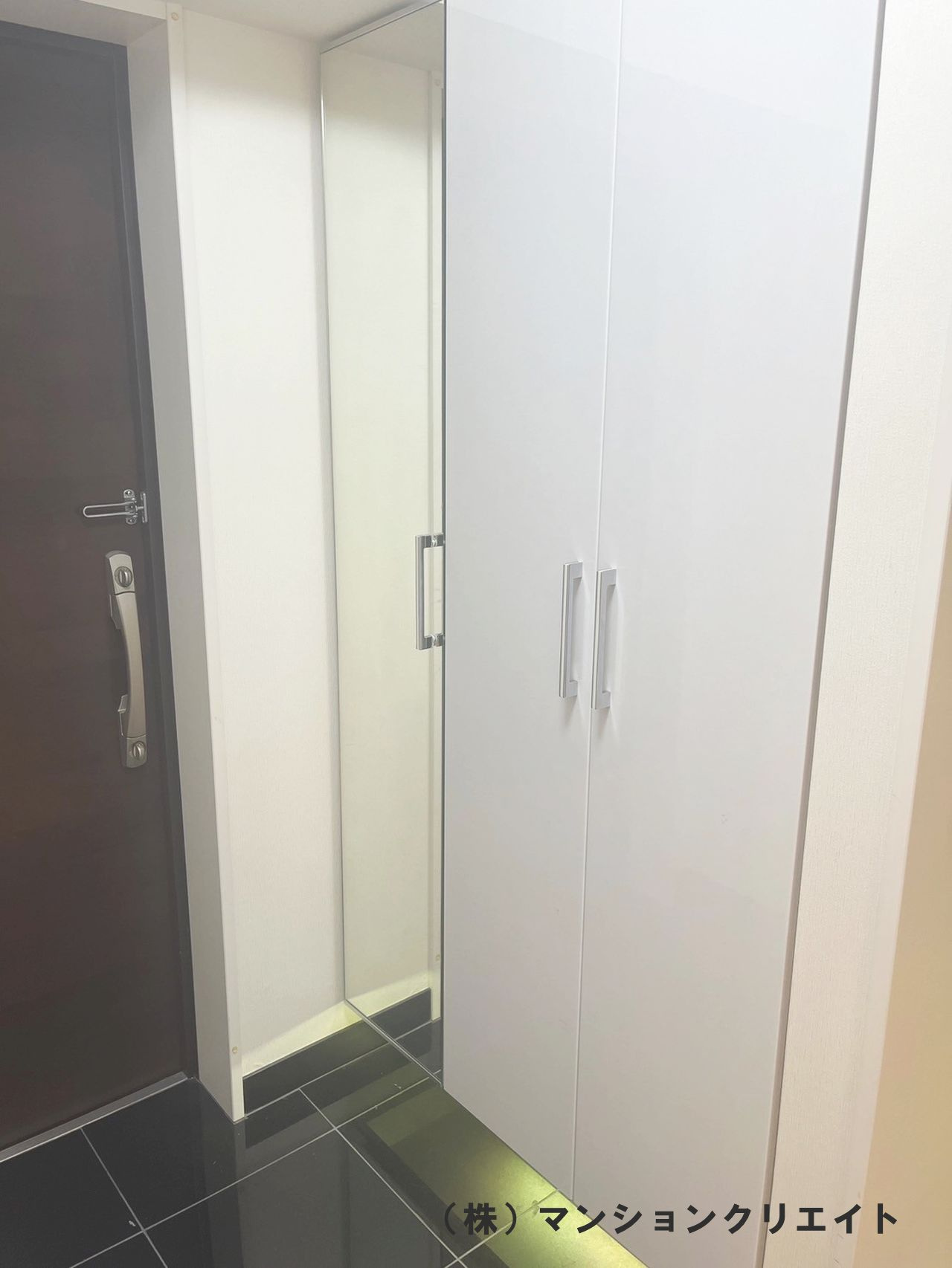 幸橋グランデCHAの玄関|天井まで使えるシューズ収納、全身が映る鏡も付いています