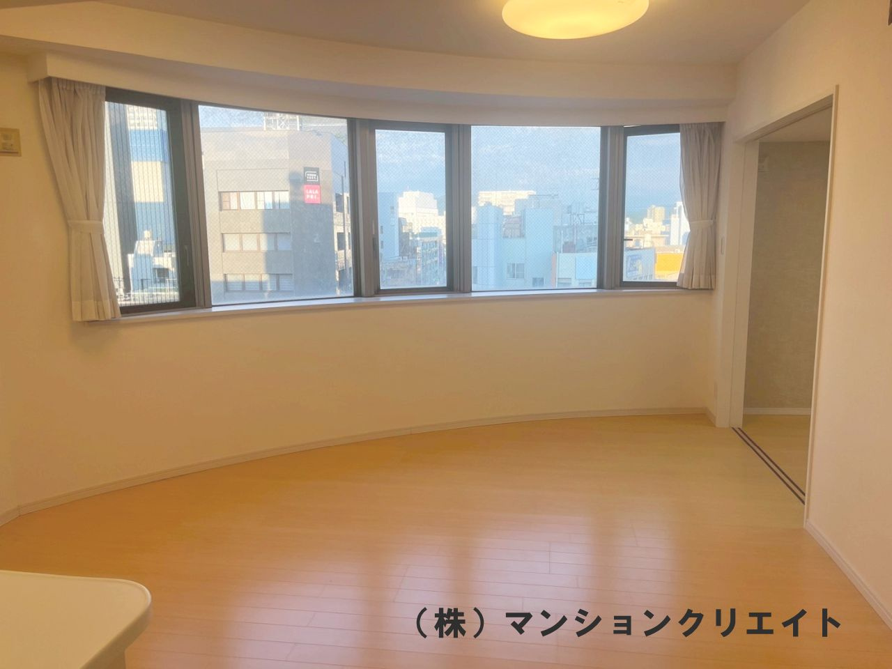 幸橋グランデCHAの居間・リビング|LDK18.7帖は窓が多く採光が十分取れて明るく、開放的です