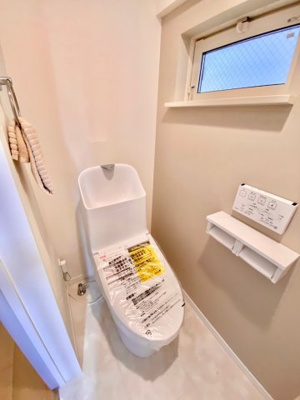 【外観パース】 | 大森南3棟 | Panasonicの3面鏡化粧台でミラー裏はたっぷり収納できます
LED照明を採用、シャワー水栓付き